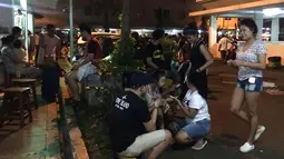 Warga berkumpul di luar apartemen di Jakarta (16/12). Gempa berkekuatan 6,9 SR yang mengguncang Pulau Jawa membuat warga berada di apartemen panik. (AFP Photo/Dessy Sagita)