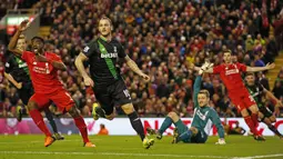 Pemain Stoke City, Marko Arnautovic, saat mencetak gol ke gawang Liverpool di babak pertama dalam leg kedua semifinal Piala Liga Inggris di Stadion Anfield, Liverpool, Rabu (27/1/2016) dini hari WIB. (Reuters/Phil Noble)