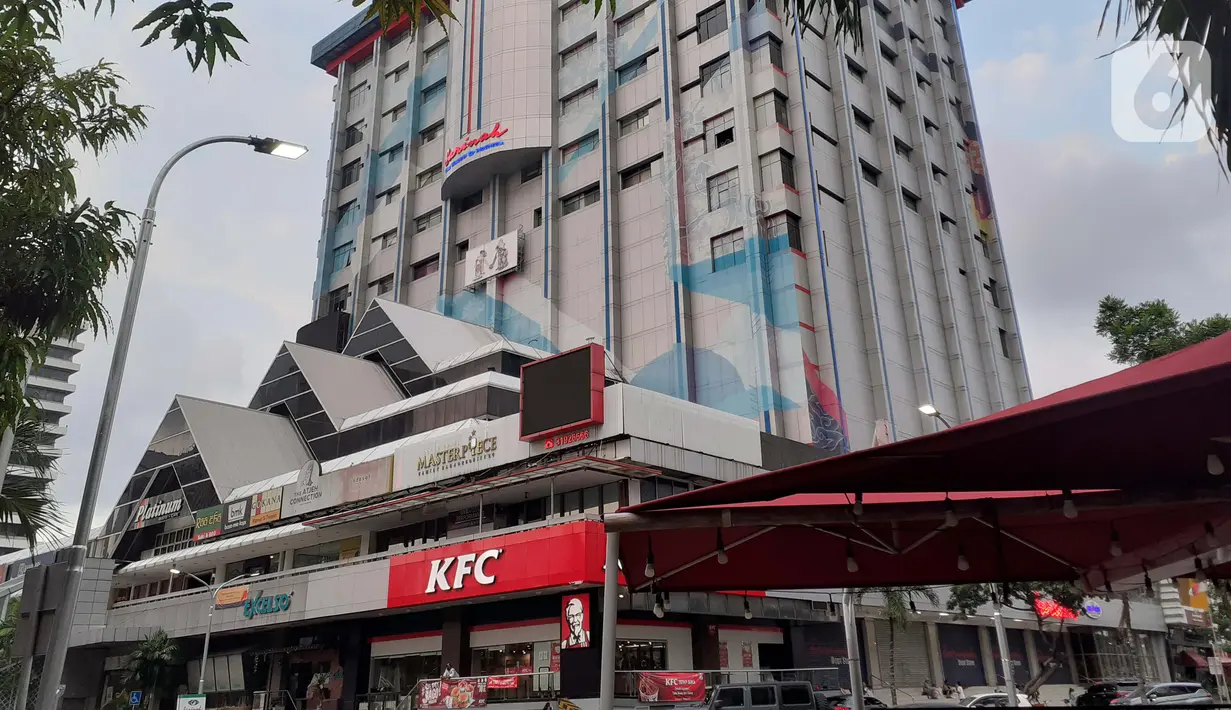 Suasana kawasan pertokoan di Gedung Sarinah, Jalan MH Thamrin, Jakarta, Selasa (12/5/2020). Pembangunan Gedung Sarinah digagas oleh Presiden pertama RI, Ir Soekarno dan akan segera direnovasi dengan anggaran senilai Rp700 miliar pada Juni 2020. (Liputan6.com/Helmi Fithriansyah)