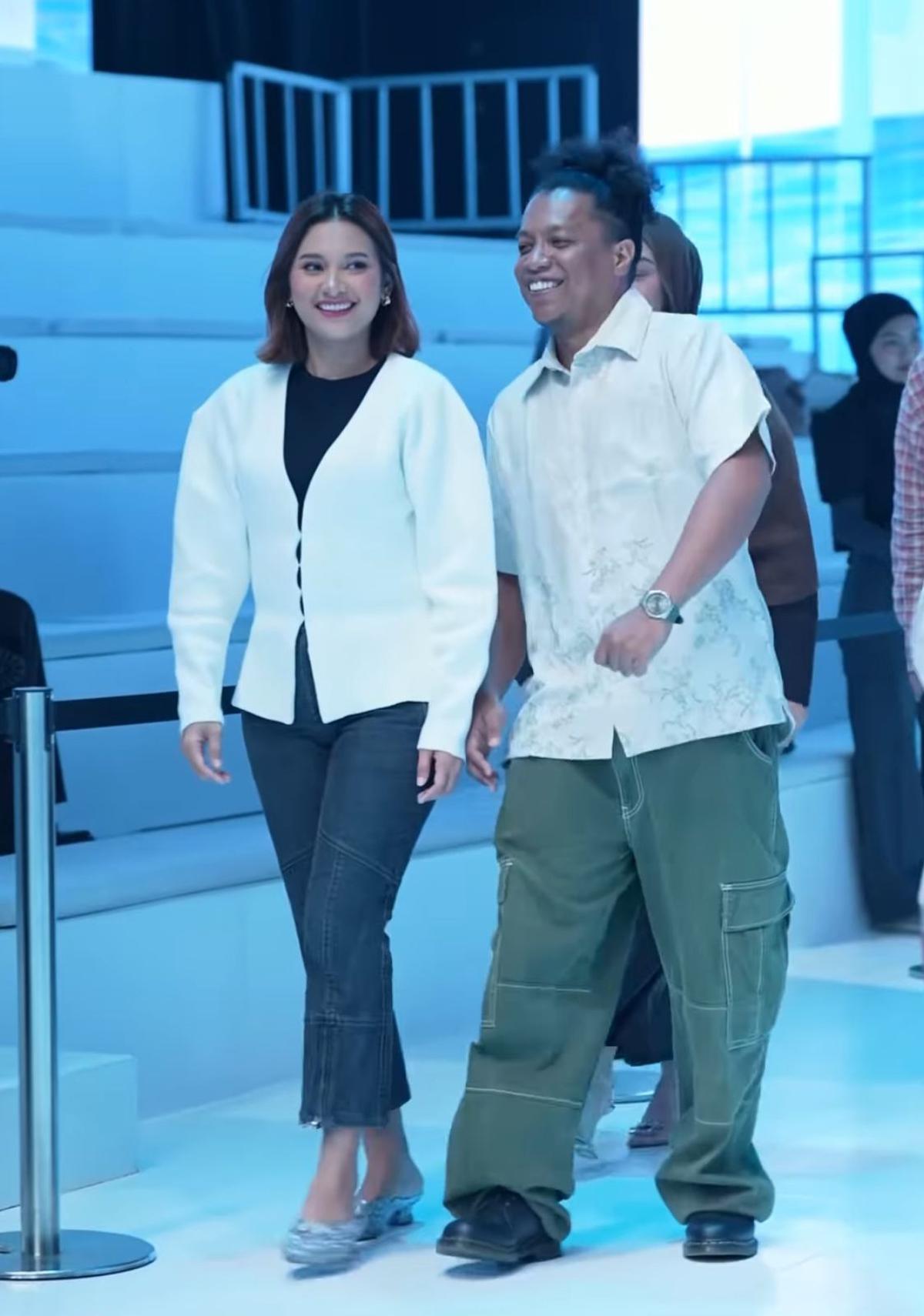 Debut Fashion Show Bareng, Indah Permatasari dan Arie Kriting Tampil Serasi di Runway