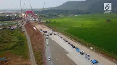 Hingga kini jembatan Kali Kuto, Batang belum bisa dilewati oleh para pemudik. Kendaraan diarahkan keluar untuk kemudian dimasukan kedalam tol.