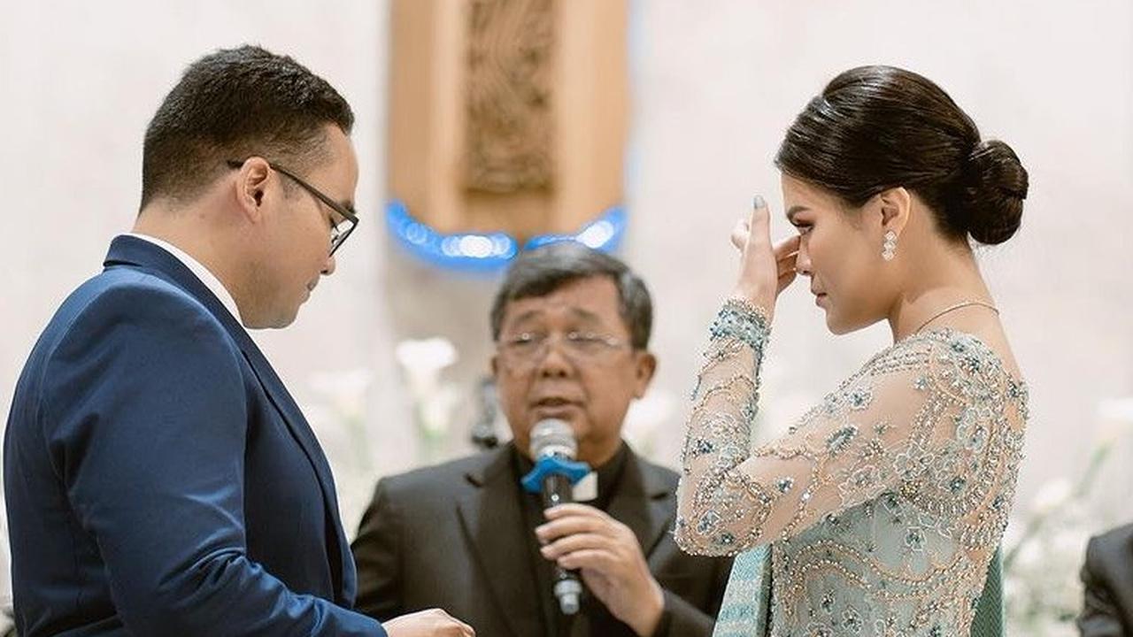 Chen Giovani resmi menikah dengan Fritz Hutapea. Kini Ia resmi menjadi menantu Hotman Paris.