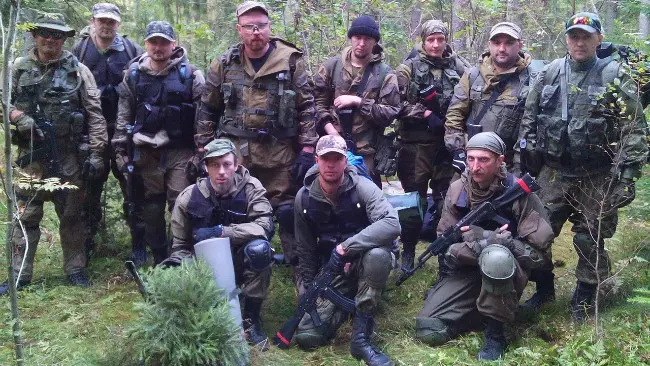 Kelompok paramiliter 'Partisan' di Rusia (2015). Kelompok di St. Peterburg itu memberikan pelatihan penggunaan senjata dan pembuatan bom. (Sumber Anton Shekhovtsov)