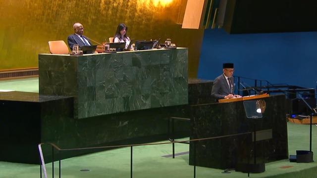 Wakil Menteri Luar Negeri RI Armanatha Nasir menyampaikan pidato dalam Sidang Istimewa Darurat ke-10 Majelis Umum PBB di Markas Besar PBB New York, AS, Rabu (4/12/2024). (Dok. Kemlu RI)