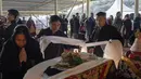 Warga Tibet di pengasingan mempersembahkan selendang di depan altar selama sesi doa pagi untuk menyambut Tahun Kelinci Air di Dharamshala, India, Selasa (21/2/2023). Dalam penanggalan tradisional Tibet setiap tahun memiliki binatang, unsur, dan angka. (AP Photo/Ashwini Bhatia)