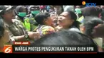 Warga Kampung Jati, Bekasi, gelar aksi penghadangan terhadap pegawai BPN yang akan mengukur lahan tanah sengketa yang akan dijadikan depo LRT.