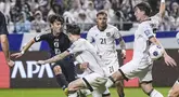 Pemain Jepang, Takefusa Kubo (kiri) berusaha mencetak gol ke gawang Timnas Indonesia dalam laga Grup C Putaran Ketiga Kualifikasi Piala Dunia 2026 di Suita Stadium, Jepang, Selasa (10/06/2025). (AP Photo/Kyodo News/Shohei Miyano)