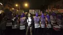 Sejumlah aktivis pro-aborsi melakukan aksi protes dengan melepas pakaian mereka di pusat kota Lima, Peru, (12/8/2015). Mereka menuntut pemerintah peru untuk mengubah Undang Undang Aborsi dalam kasus pemerkosaan. (REUTERS/Guadalupe Pardo)