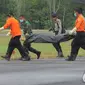  Petugas gabungan memindahkan kantong berisi jenazah penumpang AirAsia QZ8501,   Lanud Iskandar, Pangkalan Bun, Kalteng, Rabu (8/1/2015). (Liputan6.com/Herman   Zakharia)