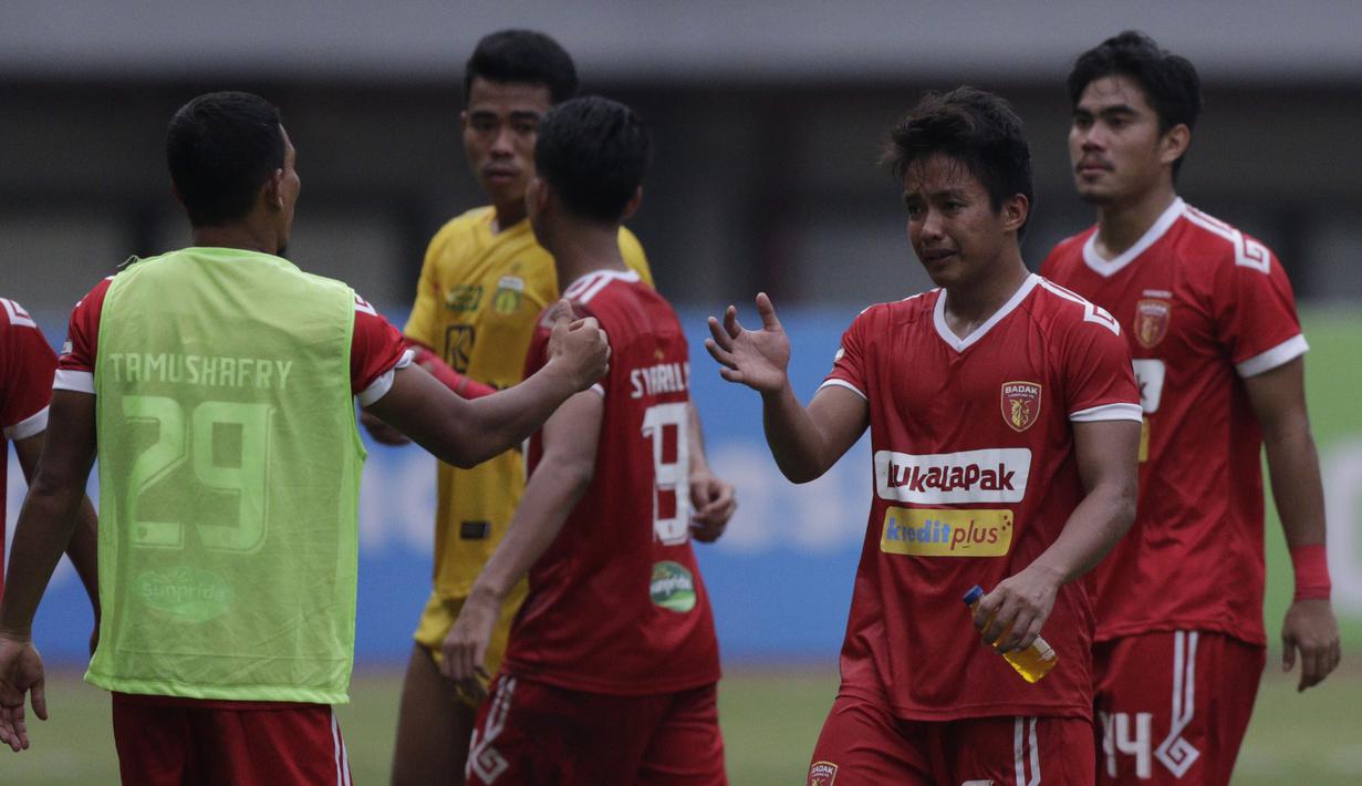 Gelandang Perseru Badak Lampung FC, Hariyanto Panto, menangis usai berhasil mengalahkan Bhayangkara FC pada laga Liga 1 2019 di Stadion Patriot, Bekasi, Jumat (16/8). Bhayangkara FC takluk 0-1 dari Badak Lampung FC. (Bola.com/M Iqbal Ichsan)
