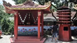 Warga keturunan Tionghoa membersihkan bangunan tempat berdoa di Vihara Buddha Dharma & 8 Pho Sat, Tajur Halang, Bogor, Jawa Barat, Minggu (23/1/2022). Jelang Tahun Baru Imlek, warga keturunan Tionghoa mulai mempersolek vihara dan klenteng. (merdeka.com/Iqbal S. Nugroho)