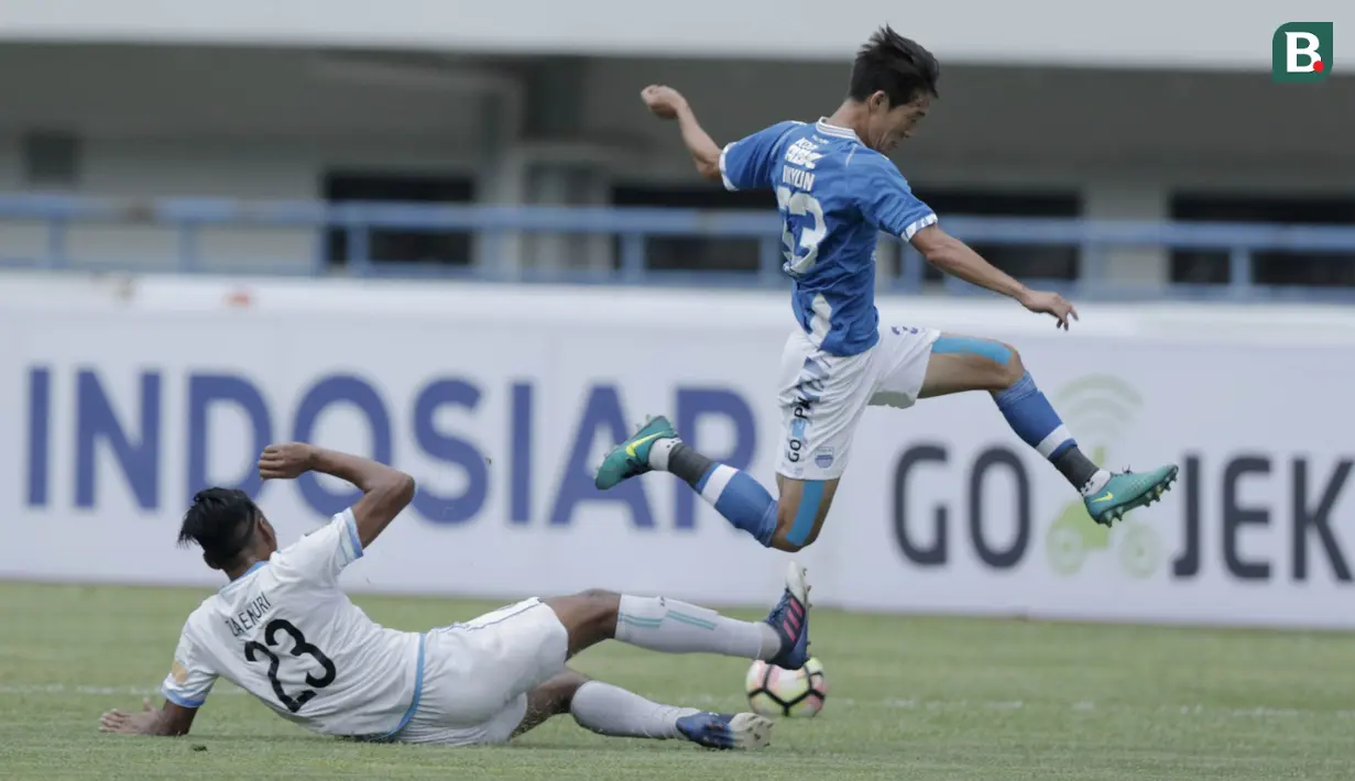 Gelandang Persib Bandung, Oh In-Kyun, menghindari hadangan bek Arema FC, Zainuri, pada laga persahabatan di Stadion GBLA, Bandung, Minggu (18/3/2018). Persib menang 2-1 atas Arema FC. (Bola.com/M Iqbal Ichsan)