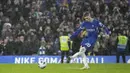 Pemain Chelsea, Cole Palmer, mencetak gol penalti ke gawang Manchester United pada laga pekan ke-31 Liga Inggris di Stadion Stamford Bridge, Jumat (5/4/2024). (AP Photo/Kin Cheung)
