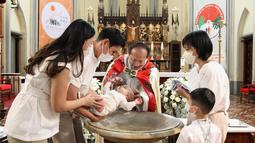 Salah satu ritual yang dijalani putra Marcel Chandrawinata dan Priscilla Deasy Tirtadjaya saat dibaptis yaitu diletakkan di atas altar. (Foto: Instagram/@marcelchandra)