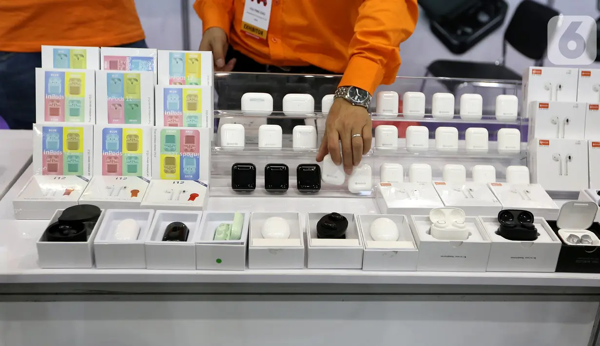 Penjaga pameran merapikan produk earphone pada Global Sources Electronics Indonesia di JCC, Jakarta, Kamis (5/12/2019). Pameran yang berlangsung hingga 7 Desember memberikan peluang bagi pelaku bisnis di Indonesia dengan 350 pemasok dari China hingga Hong Kong. (Liputan6.com/Fery Pradolo)