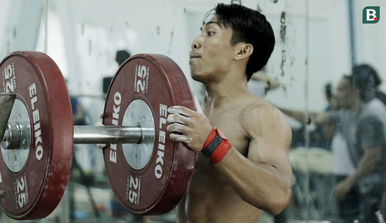 Atlet angkat besi, Deni, saat latihan di Pelatnas angkat besi, Jakarta, Rabu (21/3/2018). Latihan tersebut untuk persiapan Asian Games 2018. (Bola.com/M Iqbal Ichsan)