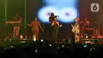 Grup musik Clean Bandit saat tampil menutup kemeriahan Festival Musik Soundrenaline di Allianz Ecopark, Ancol, Jakarta, Minggu (27/11/2022). Clean Bandit yang merupakan grup musik elektronik asal Inggris itu menutup kemeriahan Soundrenaline 2022 dengan lagu berjudul Solo, I Miss You, But You, Real Love, dan Rather Be. (Liputan6.com/Herman Zakharia)