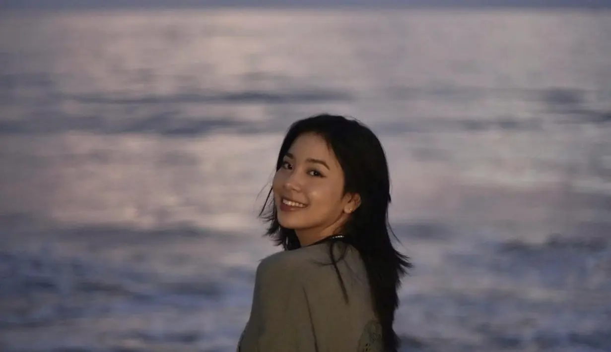 Azizi Shafaa Asadel atau kerap disapa Zee JKT48 saat ini tengah mempromosikan film horor berjudul Kalian Pantas Mati yang akan tayang pada awal Oktober 2022 mendatang. (FOTO: instagram.com/jkt48.zee)