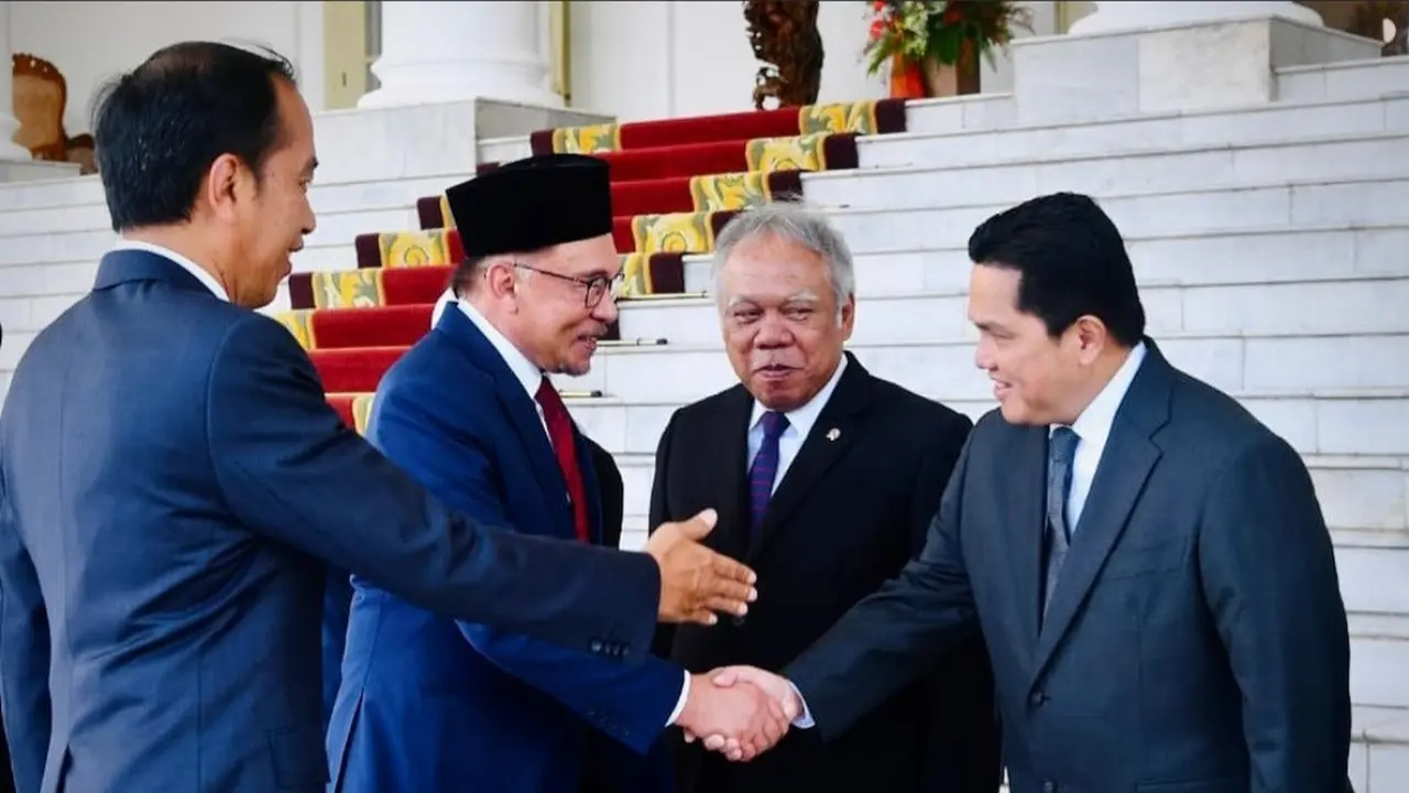 Menteri BUMN Erick Thohir terlihat mendampingi Presiden Joko Widodo atau Jokowi yang bertemu dengan Perdana Menteri Malaysia YM Dato Seri Anwar Ibrahim.