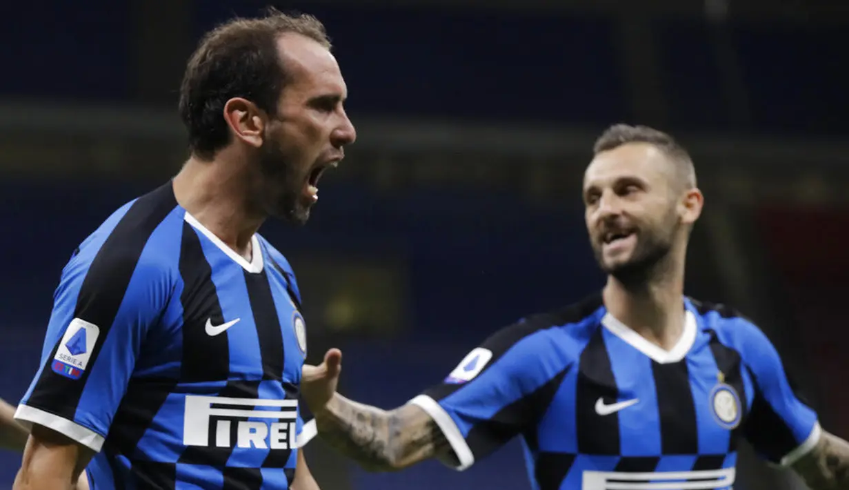 Bek Inter Milan, Diego Godin, melakukan selebrasi usai mencetak gol ke gawang Torino pada laga Serie A di Stadion Giuseppe Meazza, Senin (13/7/2020). Inter Milan menang 3-1 atas Torino. (AP Photo/Luca Bruno)