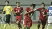 Pemain Timnas Indonesia U-16, Brylian Aldama, melakukan selebrasi usai mencetak gol ke gawang Singapura pada laga uji coba Internasional di Stadion Wibawa Mukti, Cikarang, Kamis, (08/06/2017). Indonesia menang 4-0. (Bola.com/M Iqbal Ichsan)