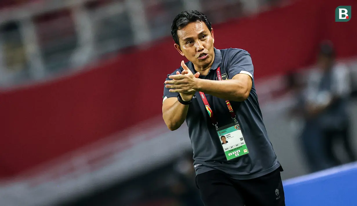 Pelatih kepala Timnas Indonesia U-17, Bima Sakti memberikan semangat kepada pemainnya saat menghadapi Timnas Ekuador U-17 pada laga pertama Grup A Piala Dunia U-17 di Stadion Gelora Bung Tomo, Surabaya, Jumat (10/11/2023) malam WIB. (Bola.com/Bagaskara Lazuardi)