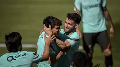 Pemain timnas Portugal, Joao Felix (tengah) dan Rafa Silva (kanan) menghadiri sesi latihan dalam persiapan untuk Euro 2020 di kamp pelatihan "Cidade do Futebol" di Oeiras, Senin (7/6/2021). Timnas Portugal menjadi Timnas berstatus sebagai juara bertahan di Euro 2020. (PATRICIA DE MELO MOREIRA/AFP)
