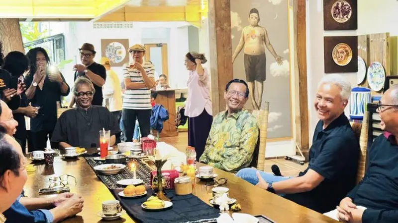 Calon Presiden (Capres) Ganjar Pranowo dan Calon Wakil Presiden (Cawapres) Mahfud MD berkumpul bersama para seniman kenamaan berkumpul di rumah Butet Kartaredjasa di Bantul, Yogyakarta pada Selasa (11/3/2024) (Instagram Mahfud MD)