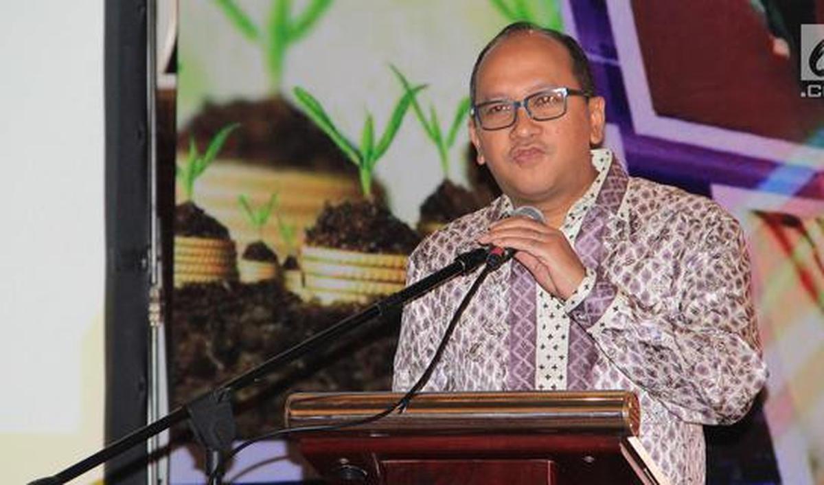 "Demi Allah saya bersumpah, bahwa saya akan setia kepada Undang-Undang Dasar Negara Republik Tahun 1945 serta akan menjalankan segala peraturan perundang-undangan," kata Rosan.