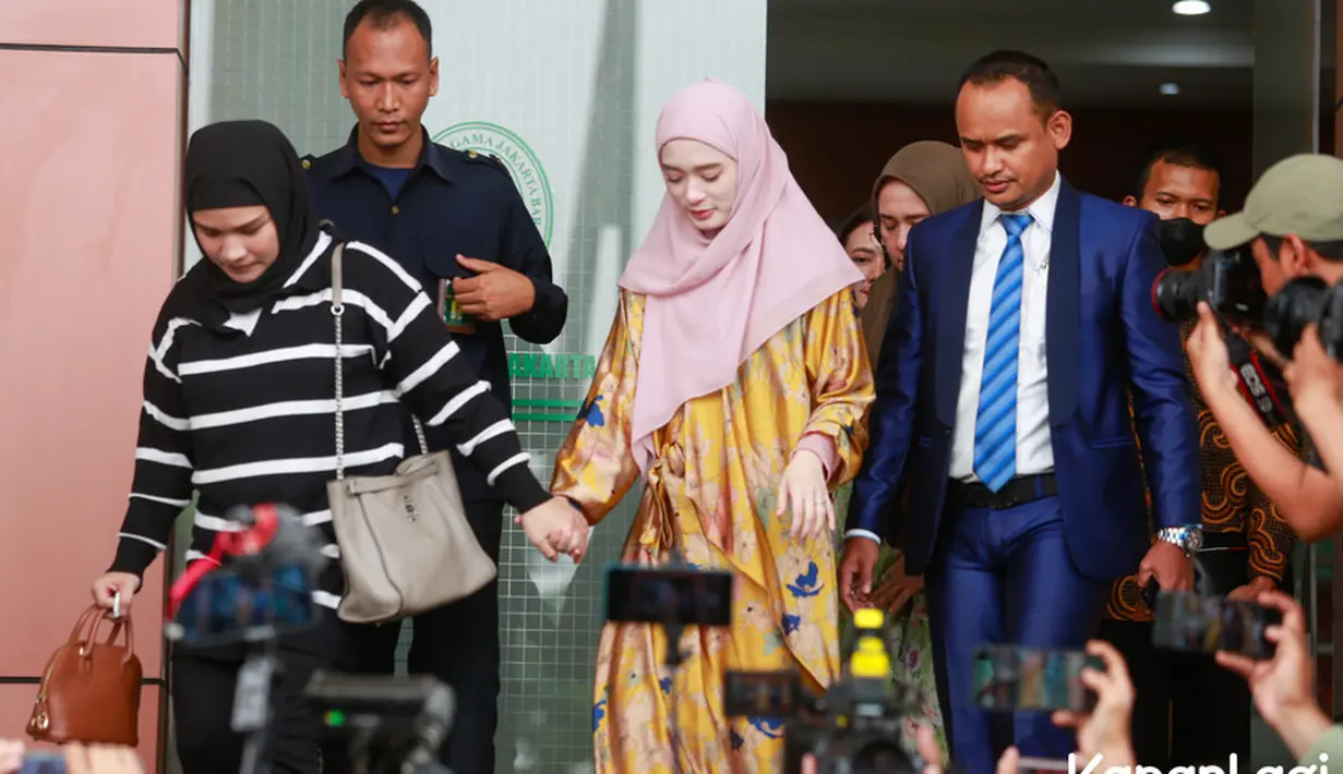 Unggahan tersebut mendapat banyak reaksi dari warganet. Banyak yang memuji sikap Inara Rusli, meski sedang proses cerai, masih mau mencium tangan Virgoun. Terlebih, sebelumnya ia mengaku telah mendapatkan talak tiga atau sudah cerai secara agama. [Foto: Muhammad Akrom Sukarya/KapanLagi.com]
