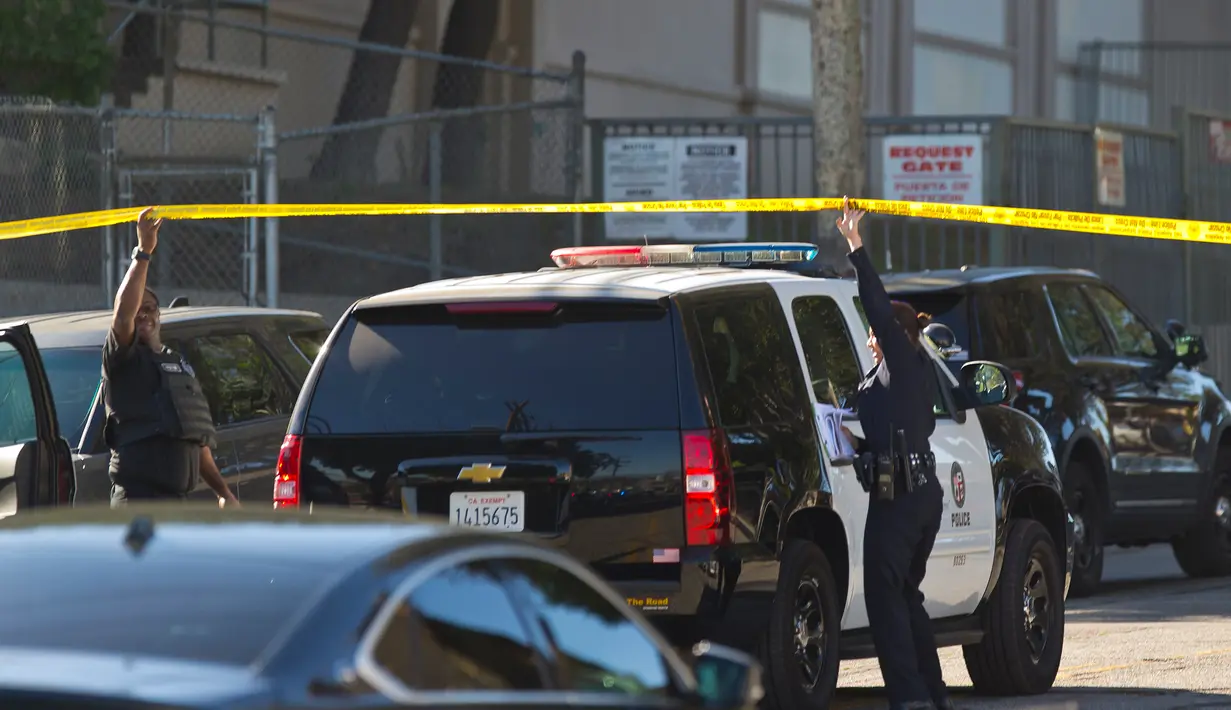 Kepolisian setempat dikerahkan ke lokasi penembakan di sekolah menengah Salvador B Castro, Los Angeles, Kamis (1/2). Seorang remaja perempuan diyakini berusia 12 tahun melepaskan tembakan saat pelajaran sedang berlangsung. (AP/Damian Dovarganes)