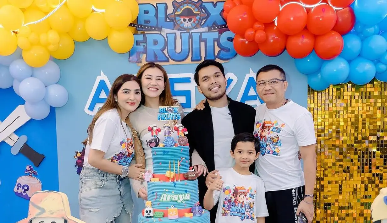 Meski tak pakai seragam, Aaliyah Massaid dan Atta Halilintar kenakan busana monokrom. Aaliyah kenakan long sleeve nude dengan celana dan korset putih. Sedangkan Atta tampil semi formal dengan t-shirt putih dan casual blazer [@ashanty_ash]