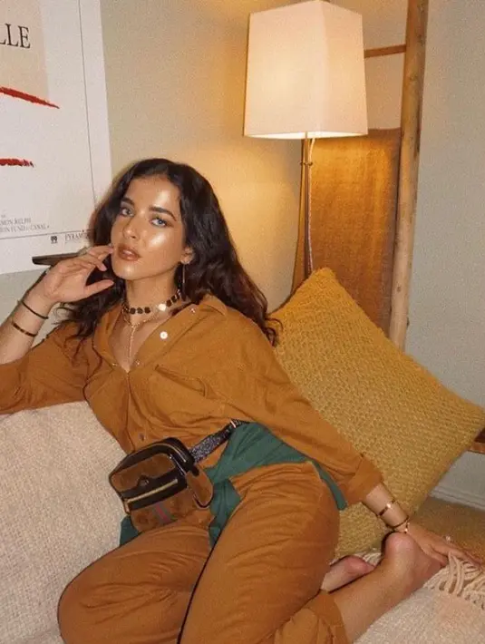 Effortlessly chic, cukup padukan jumpsuit warna mustard dengan belt bag. (Instagram/tasyafarasya).