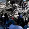 Sejumlah orang mencari korban yang tertimbun  bangunan yang runtuh akibat gempa bumi di Cali, Kolombia, Senin, 10 Agustus 2026 (AFP/ Joaquin Sarmiento)