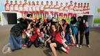 Sejumlah supporter berfoto bersama salah satu pewarta asal Jepang di IstoraSenayan, Jakarta, Rabu (12/8/2015). Kejuaraan Dunia Bulutangkis 2015 berlangsung 10-16 Agustus. (Liputan6.com/Helmi Fithriansyah)