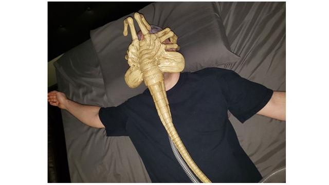 Tidur Seperti Alien