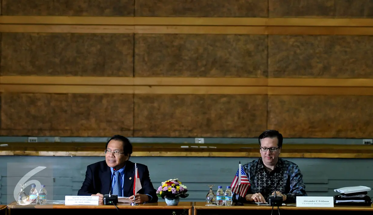 Menko Maritim dan Sumber Daya Rizal Ramli bersama perwakilan US. Asean Business Council Alexander C Feldman dalam pertemuannya di Auditorium, BPPT, Jakarta, Kamis, (12/11). (Liputan6.com/Johan Tallo)