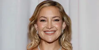 Kate Hudson memilih kalung dari emas putih 18 karat dan platinum dengan berlian seberat 43,32 karat, sebuah cincin dari emas putih 18 karat dengan 4,98 karat berlian hitam, serta cincin emas putih 18 karat lainnya dengan 5,78 karat berlian, semuanya dari koleksi Haute Joaillerie. Ia juga melengkapi penampilannya dengan sepasang anting dari koleksi Precious Lace berbahan emas putih 18 karat dengan 3,77 karat berlian. [Chopard]