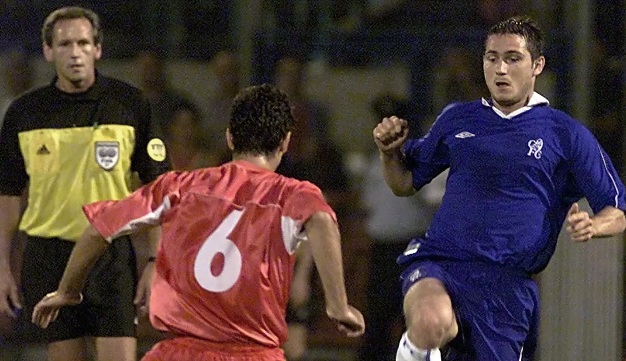 Pada musim 2000/2001 performa West Ham anjlok. Sang pelatih yang juga pamannya, Harry Redknapp memutuskan hengkang diikuti sang ayah dan Frank Lampard sendiri. Lampard memilih bergabung dengan Chelsea pada Juni 2001 dengan nilai transfer sebesar 11 juta Pound. (AFP/Sven Nackstrand)