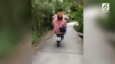 Maksud hati memamerkan kemampuan bermotor, dua remaja ini malah nyungsep.
