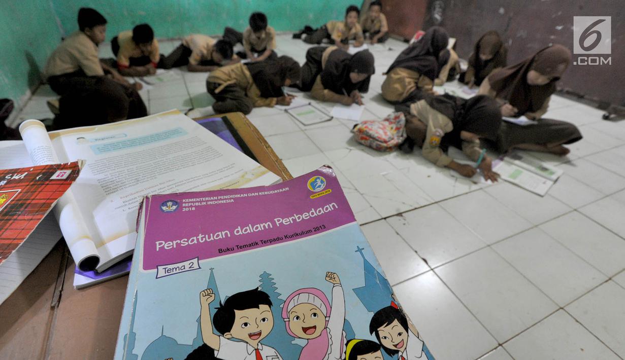 Foto Miris Siswa Madrasah Ibtidaiyah Di Bogor Harus Belajar Dengan Lesehan Regional Liputan6 Com