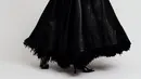 Marion Cotillard tampil paling bold lewat gaun hitam berbahan leather dengan siluet ball gown dramatis. Dress berpotongan fitted di bagian atas lalu melebar megah di bagian rok menciptakan statement look yang theatrical namun tetap elegan. [Dok/Chanel].