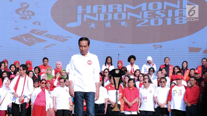 Presiden RI, Joko Widodo (tengah) menyapa peserta Harmoni Indonesia 2018 di Kompleks Gelora Bung Karno, Jakarta, Minggu (5/8). Lima buah lagu termasuk Indonesia Raya dinyanyikan bersama oleh peserta Harmoni Indonesia. (Liputan6.com/Helmi Fithriansyah)