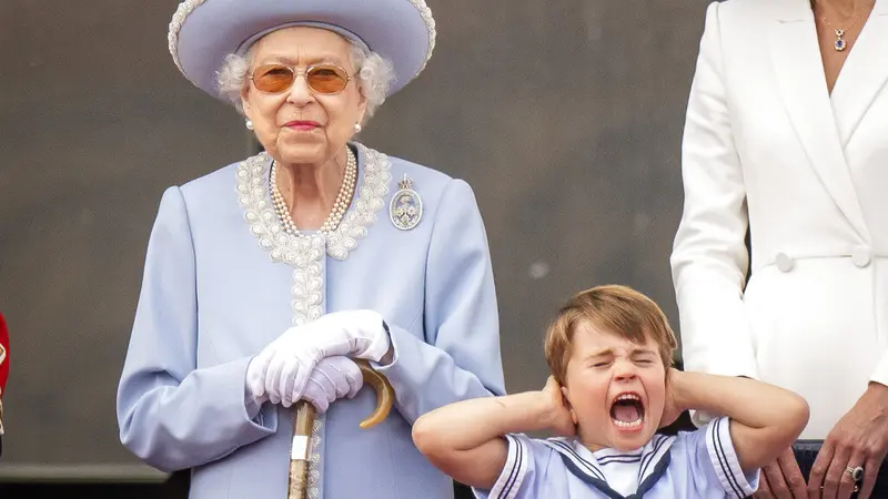 Ratu Elizabeth II dan Pangeran Louis di perayaan Platinum Jubilee. (Aaron Chown/Pool Photo via AP)