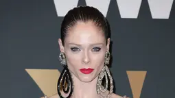 Coco Rocha berpose saat menghadiri WWD Honors Awards yang diselenggarakan oleh Women's Wear Daily di Cipriani South Street di New York pada Selasa, 25 Oktober 2022. ia pasangkan dengan anting-anting perak dramatis di telinganya. (Michael Loccisano/Getty Images/AFP)