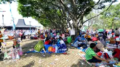 Sejumlah pengunjung beristirahat di area wisata Taman Mini Indonesia Indah, Jakarta, Minggu (19/07/2015). Makan bersama sambil menggelar tiker di tempat wisata menjadi pilihan warga yang mengunjungi tempat wisata TMII. (Liputan6.com/Yoppy Renato)
