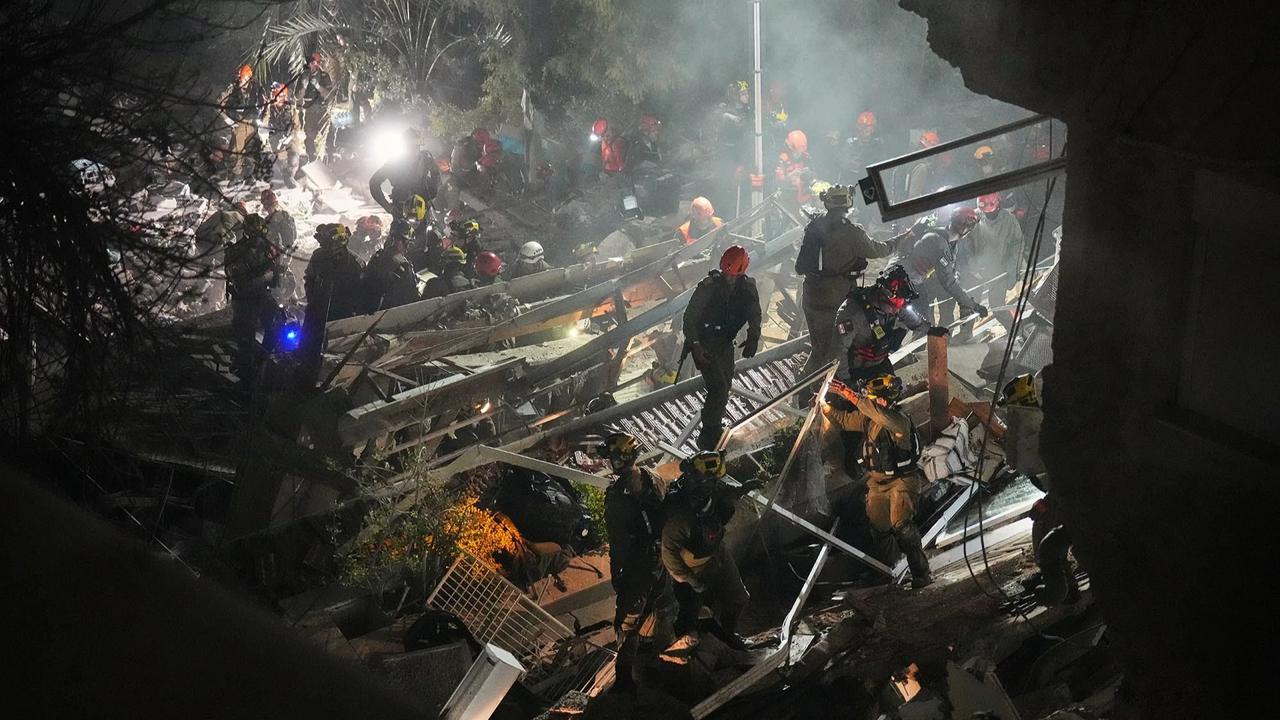 FOTO: Rudal Iran Hantam Permukiman di Haifa Israel