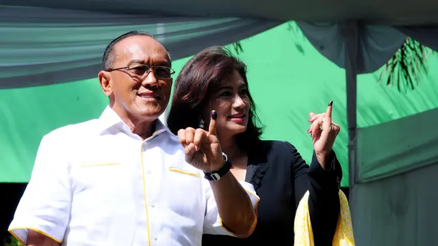[FOTO] Cerianya Aburizal Bakrie Saat Mencoblos Bareng Istri