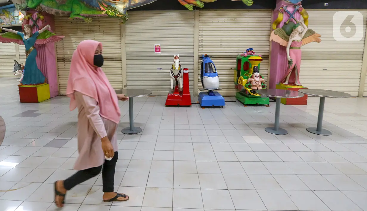 Pengunjung melintas di depan wahana bermain yang masih tutup selama PSBB di pusat perbelanjaan ITC BSD Serpong, Tangerang Selatan, Selasa (16/6/2020). Berdasarkan SK Gubernur Banten, penerapan PSBB Tangerang Raya diperpanjang hingga 28 Juni. (Liputan6.com/Fery Pradolo)