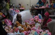 FOTO: Geliat Perajin Boneka di Bekasi Mampu Produksi Ratusan Boneka Setiap Hari dengan Harga Jutaan Rupiah